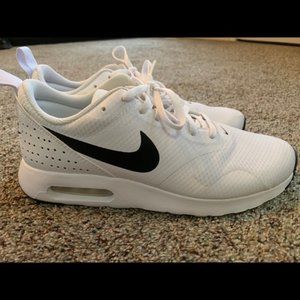 Like New Nike Air Max Tavas White / Black Sz 9.5